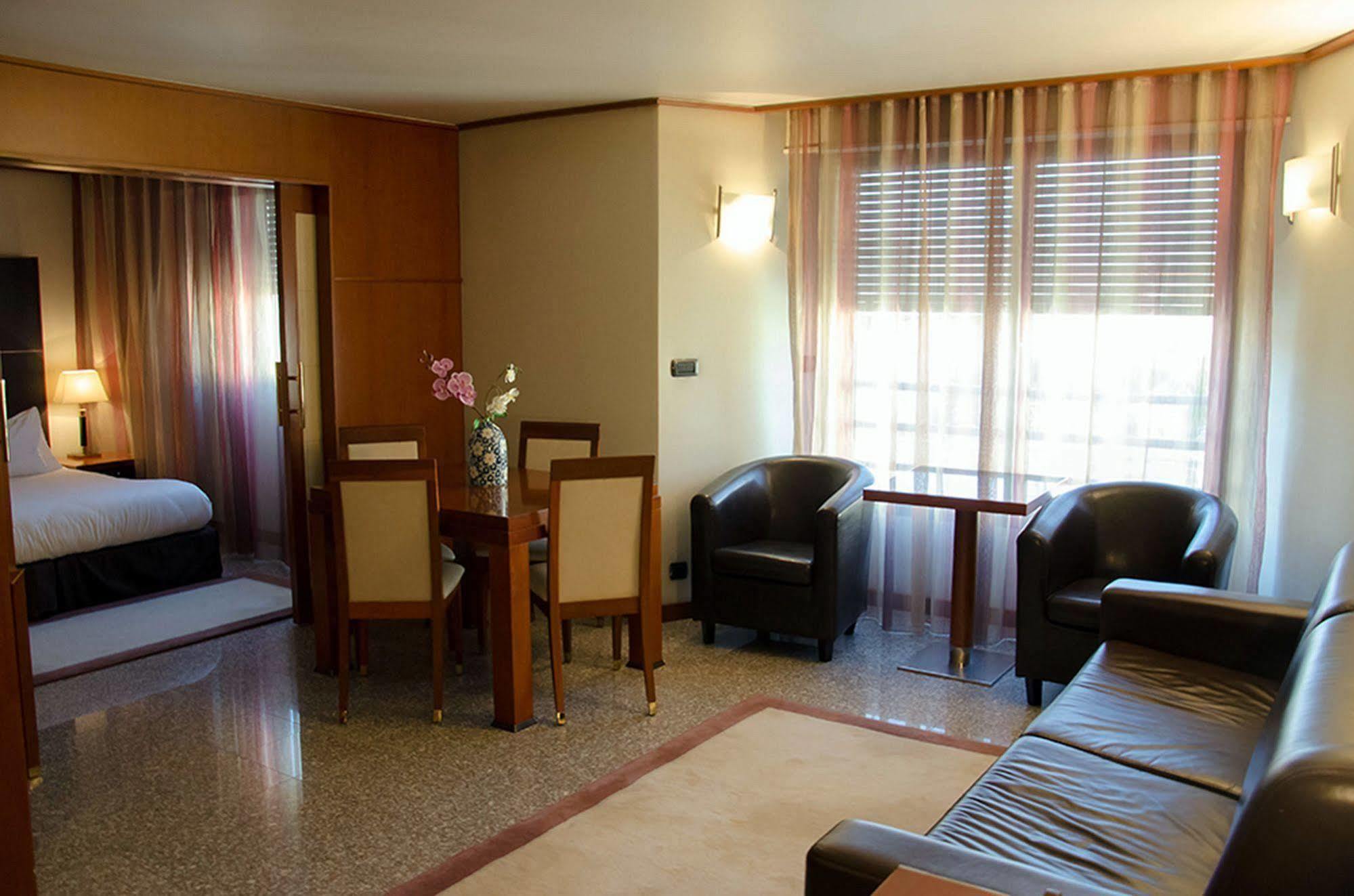 Goldstar Apartments & Suites Nice Buitenkant foto